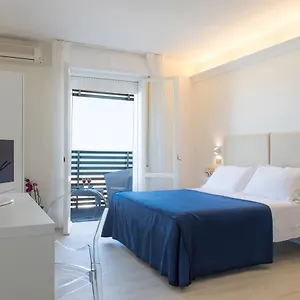 Hotel Kiss Beachfront & Restaurant